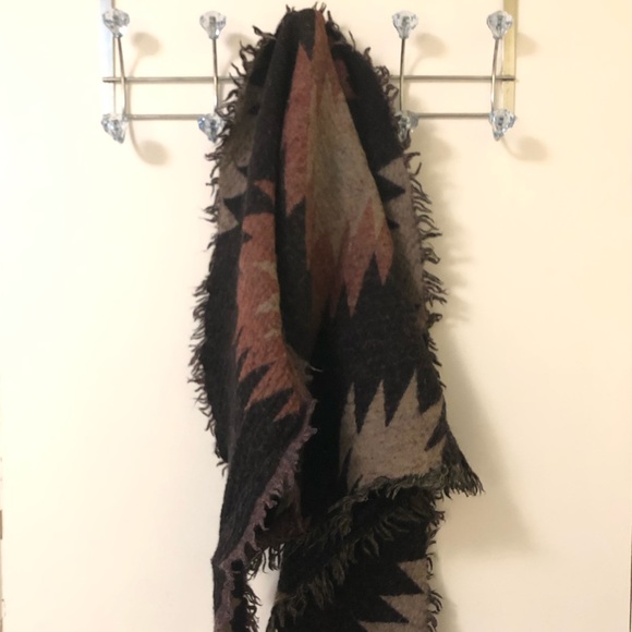 Aritzia Wilfred Mosaic Triangle Scarf - Picture 3 of 8